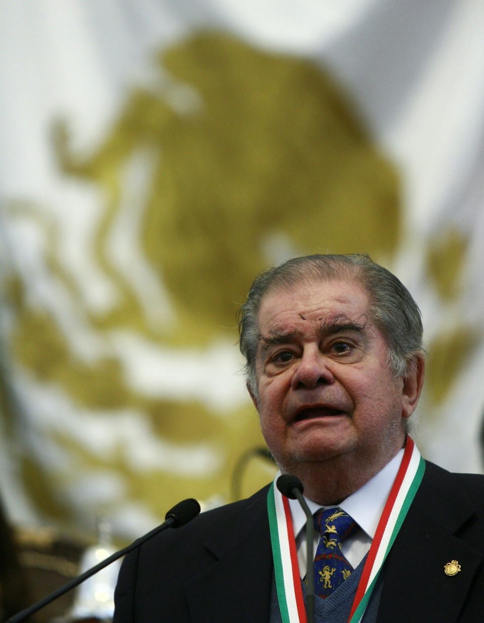 Miguel León Portilla recibió la medalla 'Belisario Domínguez' en 1995/Cuartoscuro.