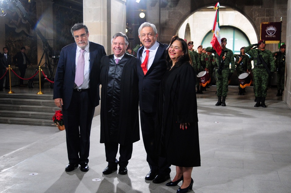 El ministro Eduardo Medina Mora junto al presidente Andrés Manuel López Obrador en una foto de diciembre de 2018. (Cuartoscuro | Archivo)