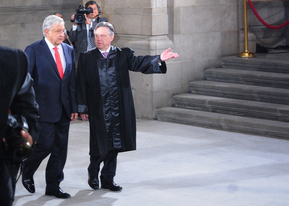 El ministro Eduardo Medina Mora y el presidente Andrés Manuel López Obrador. (Cuartoscuro | Archivo)
