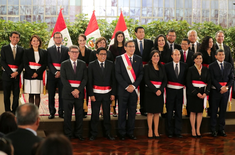 El presidente Vizcarra, centro, saluda mientras se para con algunos miembros de su nuevo gabinete después de su ceremonia de juramentación en el palac