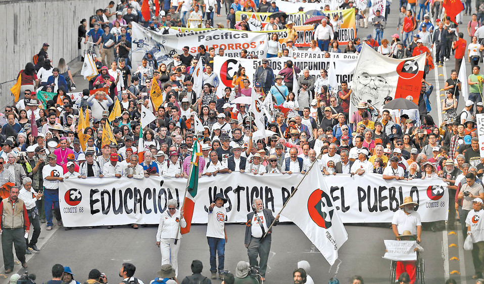 Al principio de la marcha los empleados capitalinos fueron colocados a los lados de las calles, pero al final fueron rebasados. (Nelly Salas)