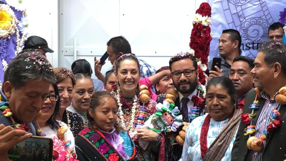 Sheinbaum entregó 14 edificios con 308 viviendas para mil 540 personas de distintas etnias indígenas residentes en CdMx. (Jorge Almazán)