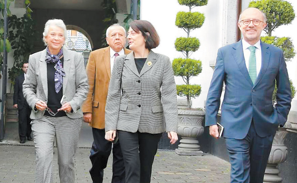 La titular de Segob con Anna Terrón y el embajador Juan López-Dóriga. (Especial)