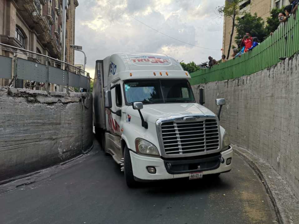 Tráiler se quedó atorado en Fray Servando y calzada San Antonio Abad. (Jorge Becerril)