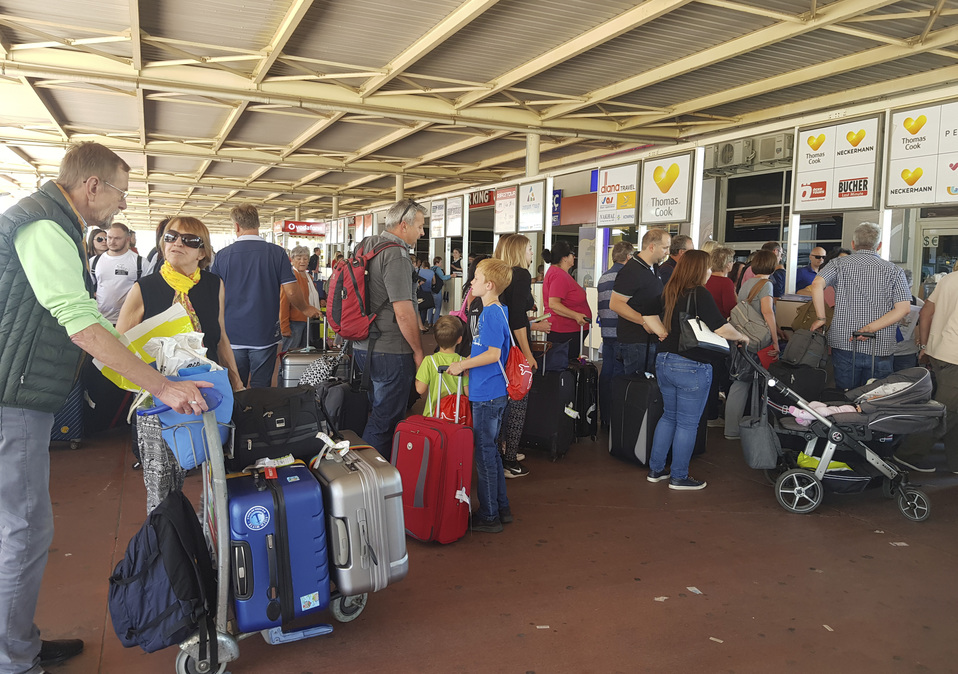 Turistas afectados por el colapso de Thomas Cook. (Foto: AP)