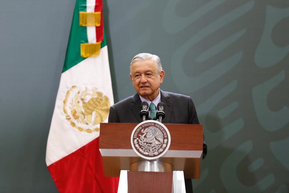 AMLO durante su conferencia de prensa en Puebla. (Nelly Salas)