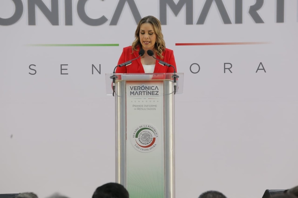 Entre aplausos gritos y selfies, fue recibida la senadora lagunera minutos después de las 17:30 horas. (Mauricio Román)