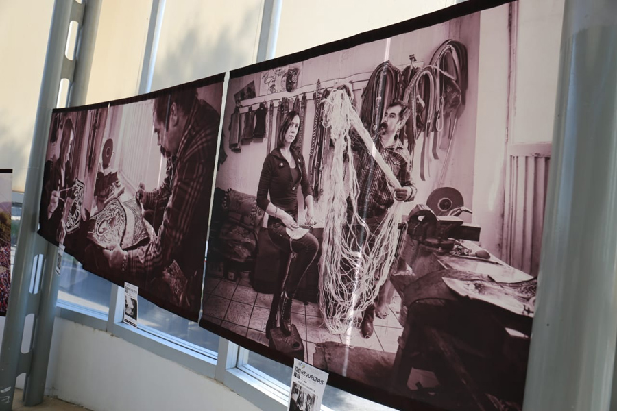 La exposición consta de 24 fotografías con formato en tela. (Rolando Riestra)