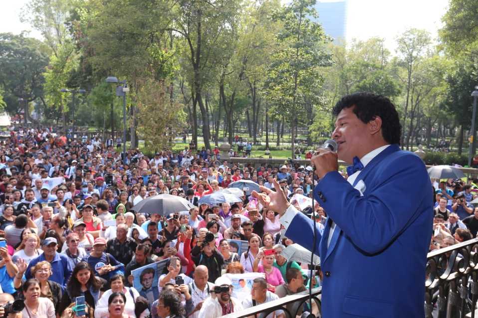 Un imitador de José José tomó el micrófono para interpretar en la Alameda Central algunos de los éxitos del cantante. (Javier Ríos)