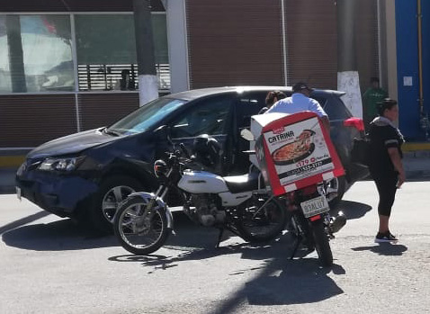 De inmediato se solicitó la presencia de una ambulancia para atender al joven que presentaba dolor en sus piernas. (Notivox Digital)