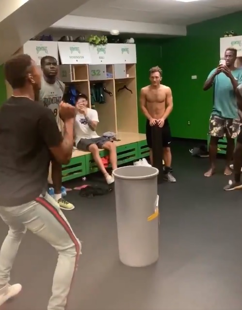 Jugadores le gastan broma a su compañero con un huevo (Twitter: @TampaBayRowdies)