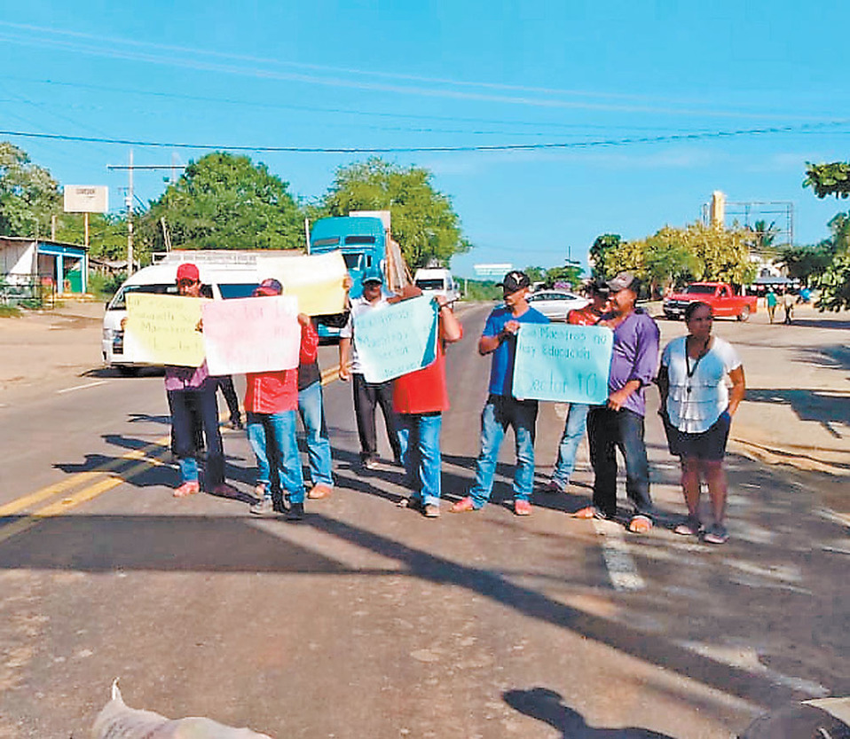 Manifestantes en la vía federal Zihuatanejo-Lázaro Cárdenas. (Especial)