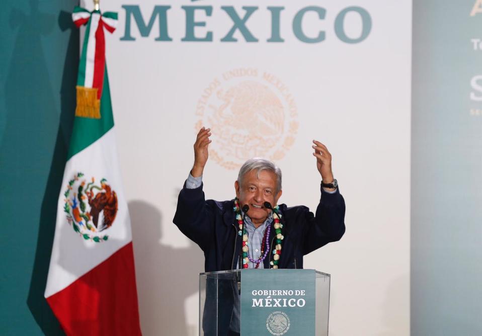 AMLO dijo que está por concluir su visita a hospitales, por lo que alista la presentación de su Plan Nacional de Salud. (Nelly Salas)