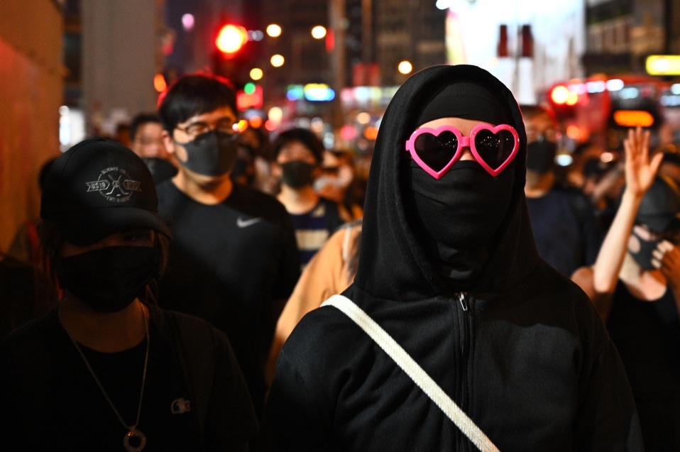 Hong Kong. Una manifestante desafía la restricción de cubrirse el rostro durante una protesta en el distrito de Sham Shui Po. (AFP)