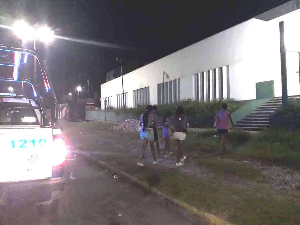 La mujer fue golpeada en el rostro.