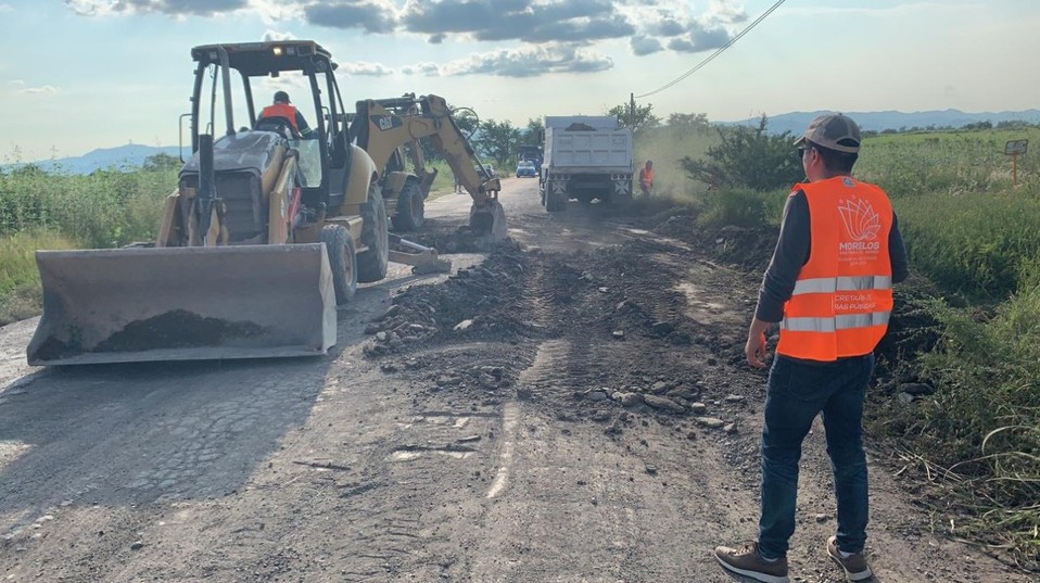 Con maquinaria pesada arreglan carretera en Palo Blanco, Axochiapan. (Twitter | @FIDEL_GIMENEZV)
