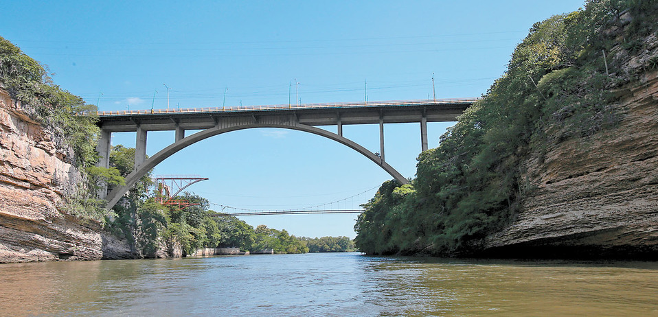 Por el acantilado cruza el río Grijalva a lo largo de 30 kilómetros. (Juan Carlos Bautista)