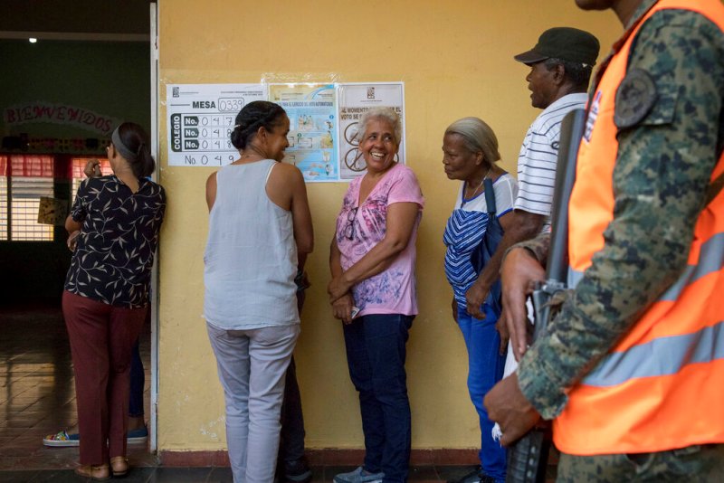 Aunque el cierre de los centros de votación estaba programado hasta las 16:00 hora local, las autoridades electorales aseguraron que la jornada se ext