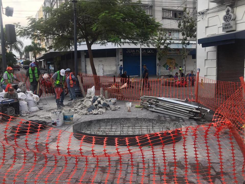 Empleados del Ayuntamiento tapatío siguen trabajando en la zona. (Jorge Martínez)