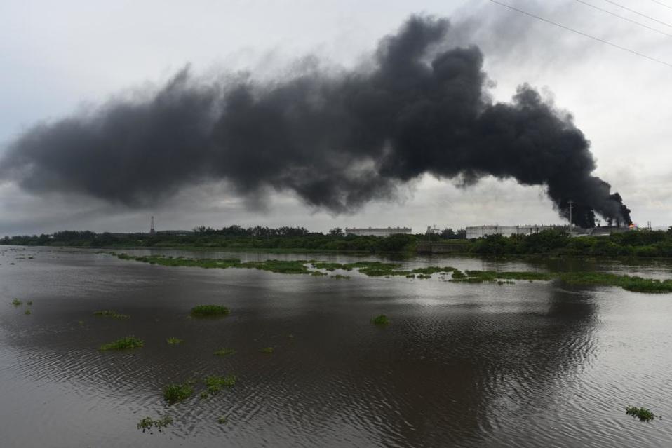 La explosión de un tanque de combustible provocó hoy un incendio en el complejo Pajaritos, de Pemex, en Veracruz (Cuartoscuro)