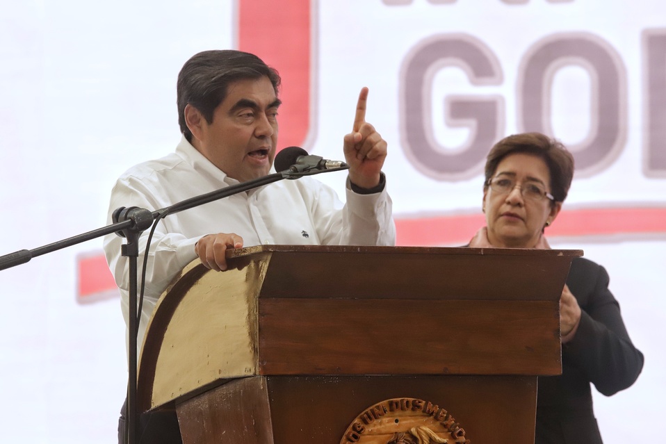 El gobernador asistió al primer informe de la presidenta municipal de Acatlán, María del Carmen Nava Martínez. (Enfoque)