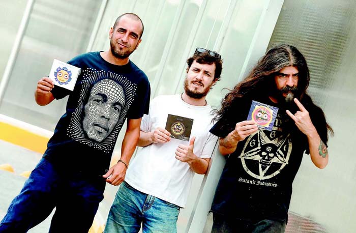 Lu Marte (batería), Gopala (guitarras) y Jesús Guzmán (voz), con su trilogía de discos. FOTO: Roberto Alanís