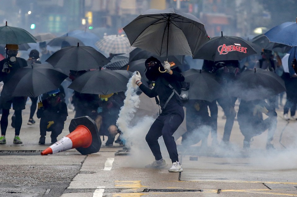 La manifestantes vandalizaron bancos, prendieron hogueras y lanzaron cócteles molotov (EFE)