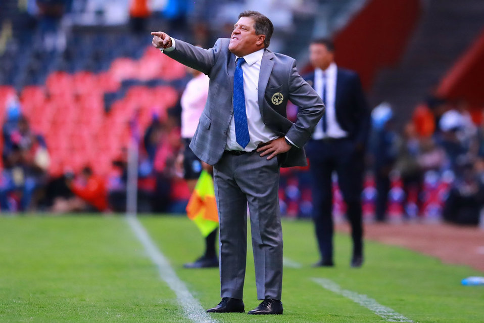 "Maricones", el grito homofóbico de Miguel Herrera tras el Clásico Joven (Imago7)