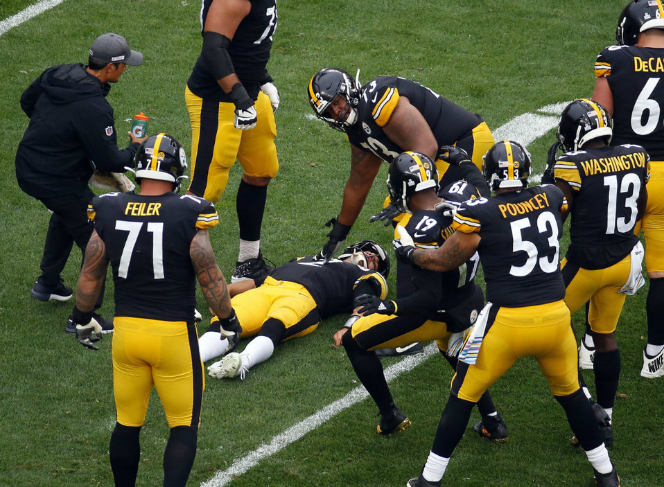Mason Rudolph de los Steelers sufre una conmoción cerebral tras fuerte golpe (AFP)