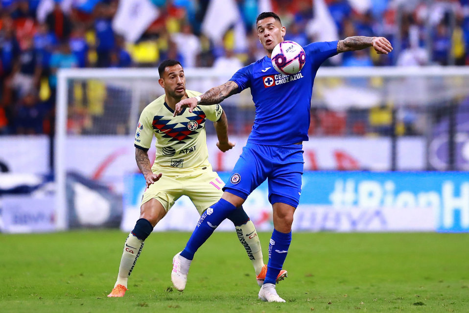 Milton Caraglio durante el Cruz Azul vs América en el Clásico Joven (Imago7)