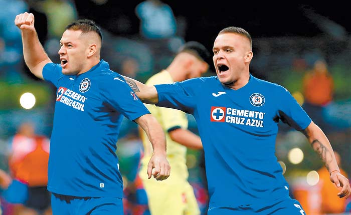 Pablo Aguilar celebra el gol que significó el empate a dos goles. Iván López