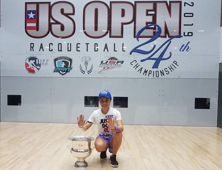 Paola Longoria con su trofeo 100 (@COM_Mexico)