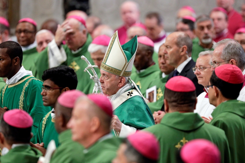 El Papa durante la celebración de una misa para abrir el sínodo sobre la Amazonía, en la Basílica de San Pedro, en el Vaticano. (AP)
