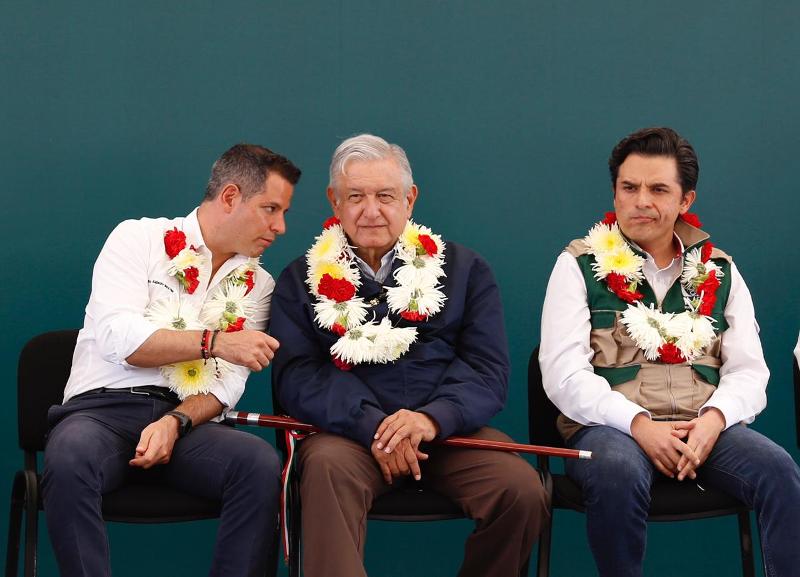 El Presidente López Obrador acompañado por el gobernado Alejandro Murat, gobernador del estado (Izq.)y Zoé Robledo, titular del IMSS.  (Nelly Salas)