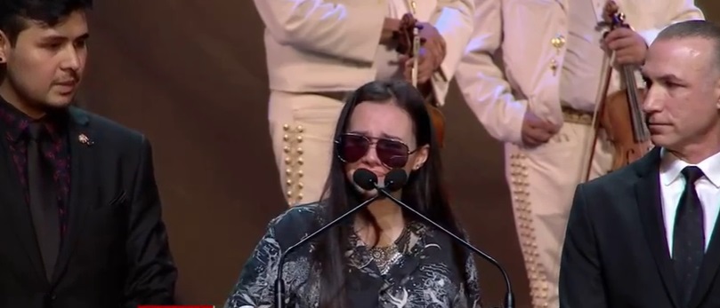 Sarita Sosa rompió en llanto al dar un discurso durante el homenaje a José José en Miami.