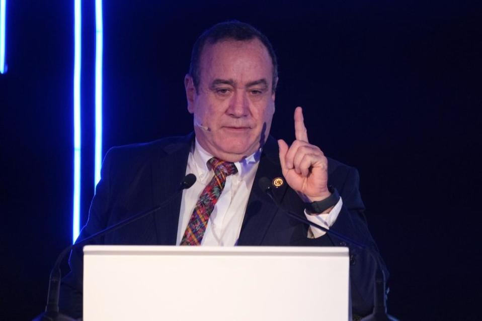 Alejandro Giammattei participando en el foro realizado en la Ciudad de México. (Cuartoscuro)