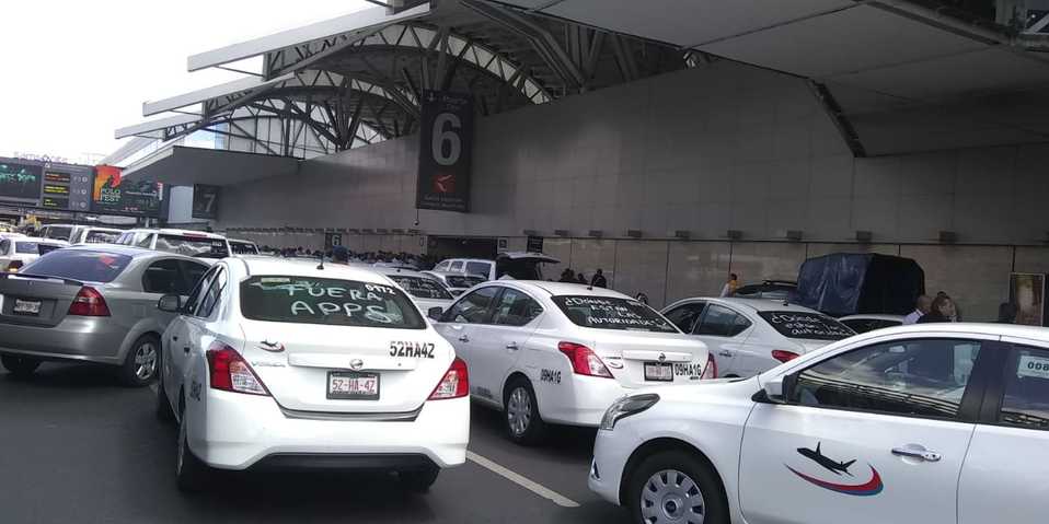 Bloqueo de taxistas en AICM (Especial)