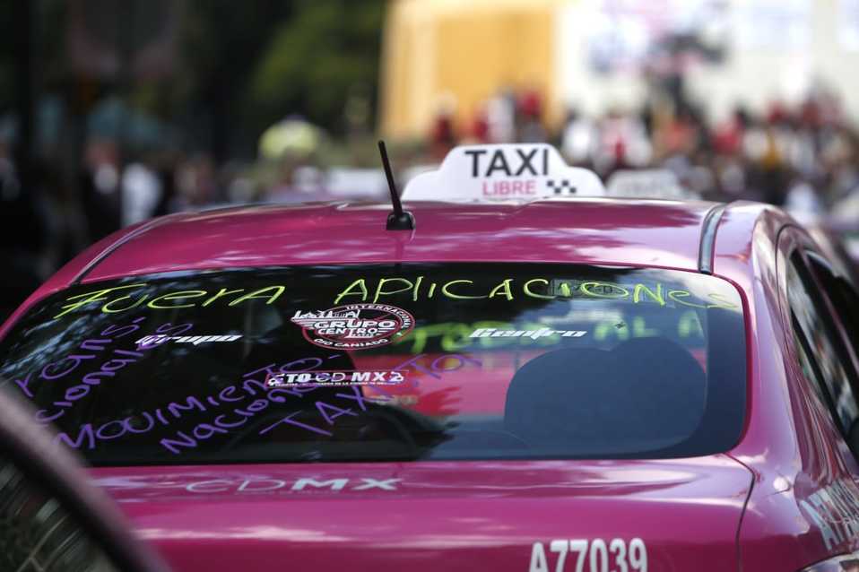 "Fuera aplicaciones" piden los taxistas. /Ariana Pérez