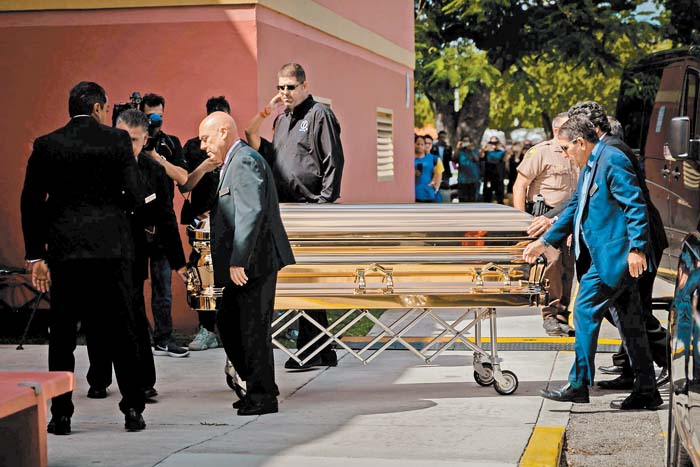 El funeral del cantante inició al mediodía en el Miami Dade Auditorium. Jorge Carballo y AFP