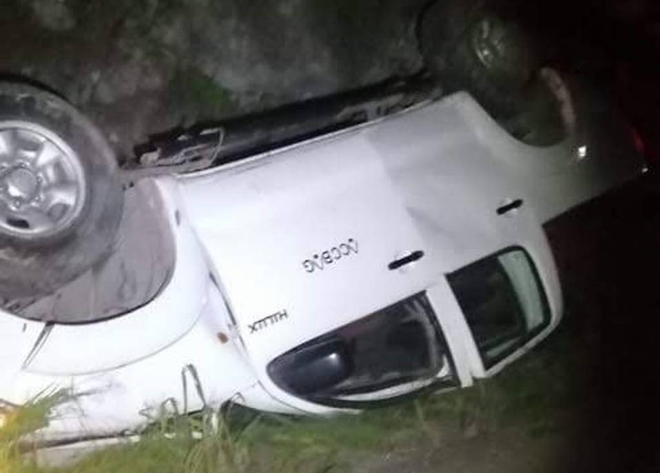 La camioneta sufre volcadura.