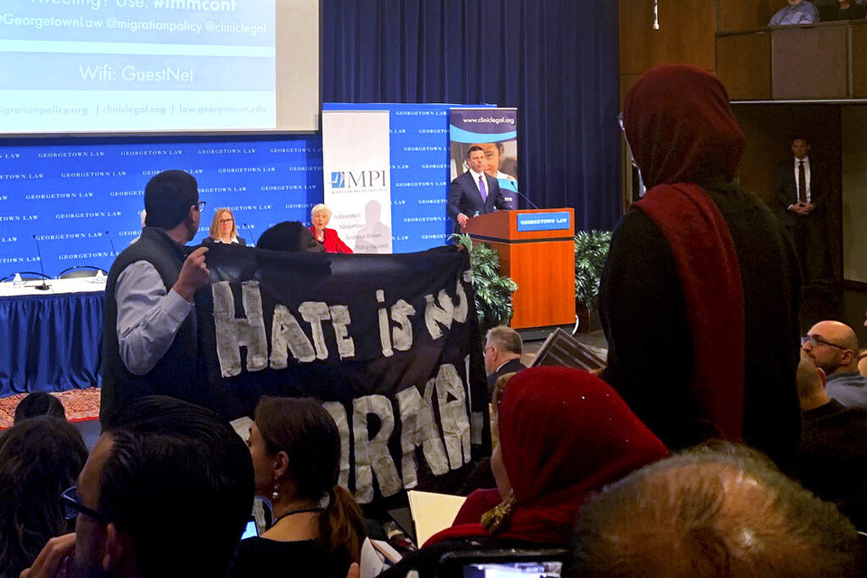 McAleenan buscó pronunciar su discurso en la Universidad de Georgetown. (AP)