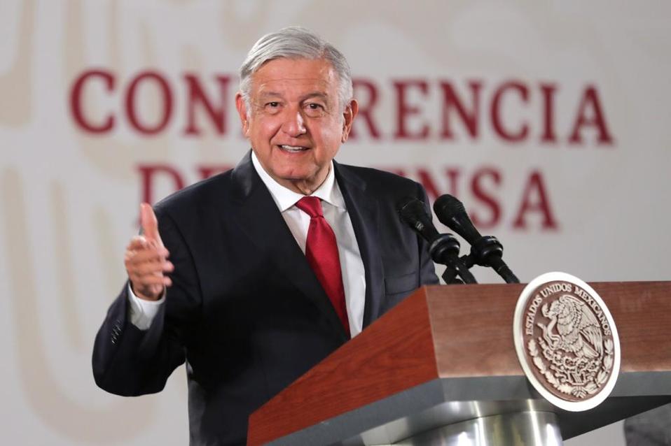 El Presidente utiliza un iphone súper potente, tanto, que ni siquiera ha salido a la venta: El Iphone 21/Especial.