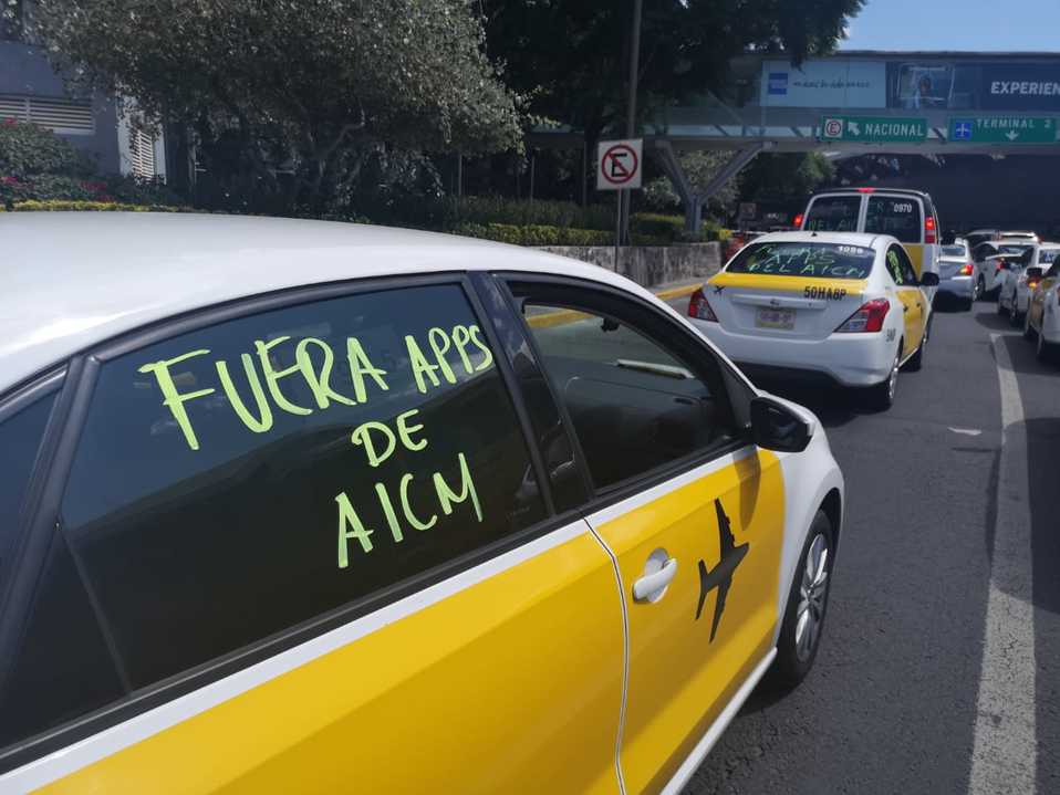 Taxistas del AICM también se manifiestan en contra de las aplicaciones digitales. /César Velázquez