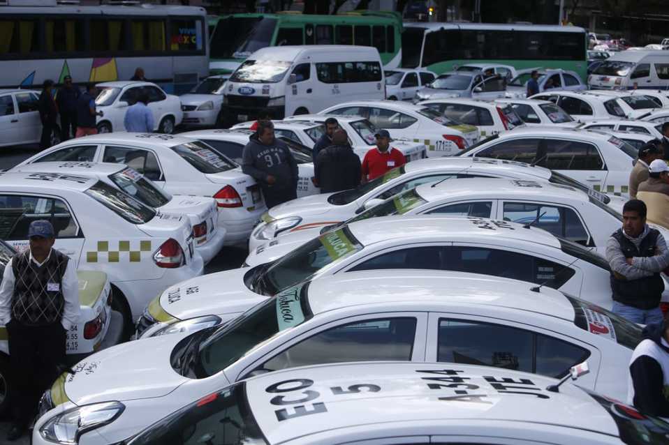 Taxistas bloquearon carriles centrales de Paseo de la Reforma./ Ariana Pérez