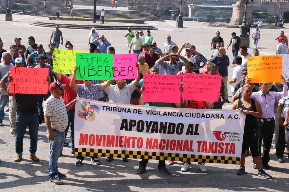 Los taxistas cerraron las calles aledañas al Palacio en la protesta. Foto: Leonel Rocha.