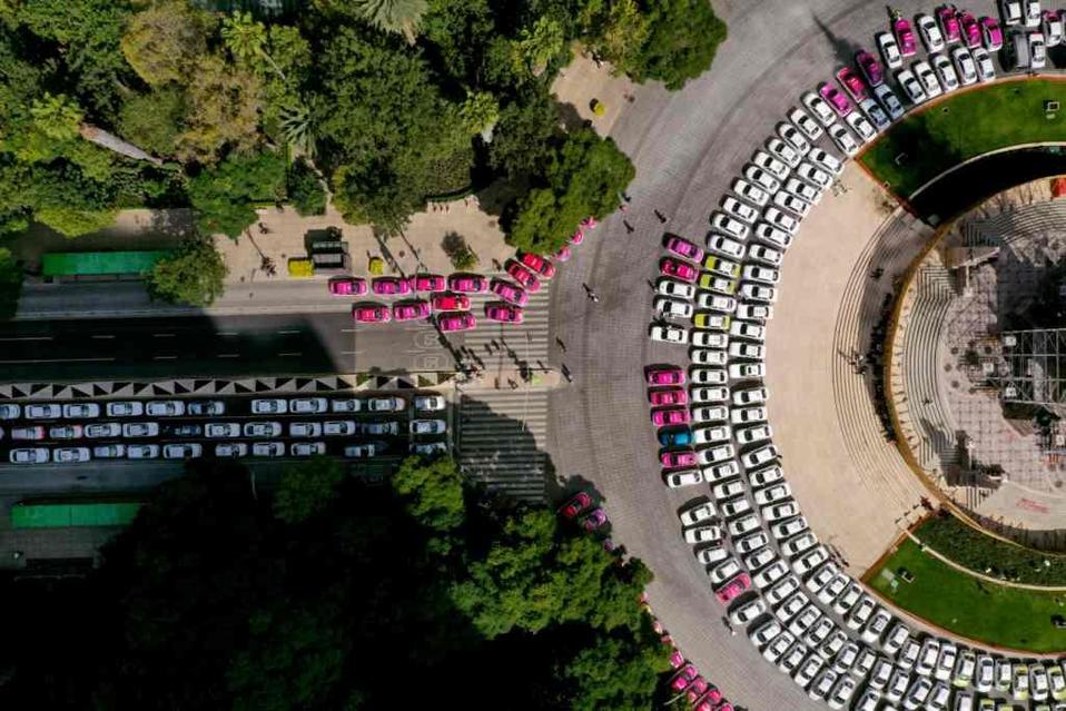 Los taxistas ocuparon Paseo de la Reform desde las 7:00 hasta las 18:00 tras terminar las reuniones en Segob. (AFP)