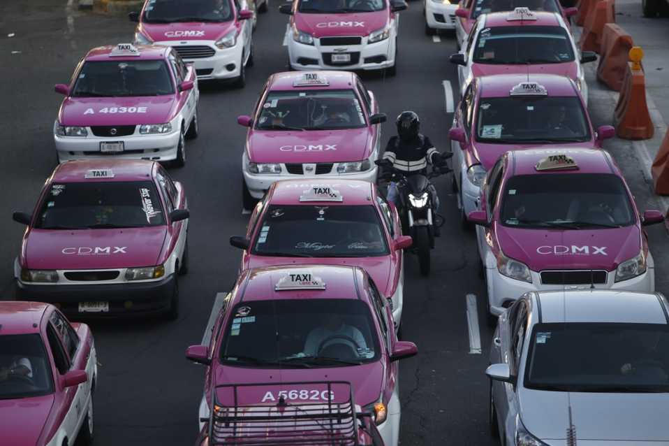 Taxistas prometen mejorar la calidad de sus servicios si responden a sus protestas. /Ariana Pérez