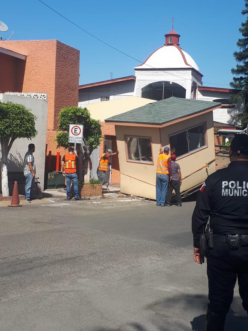 Trabajadores del ayuntamiento retiraron la caseta que colocó el ex alcalde. (Said Betanzos)