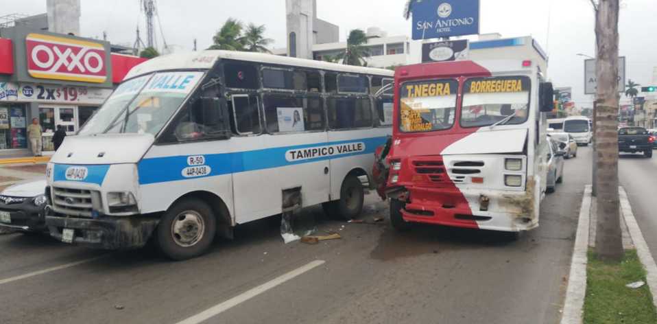Choque de dos microbuses y auto particular provocan problema  a la circulación en Avenida Hidalgo  (Foto/Jesús Alberto García)