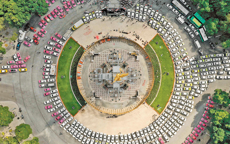 Decenas de unidades estacionadas alrededor del Ángel y sobre Reforma. (Alfredo Estrella/AFP)